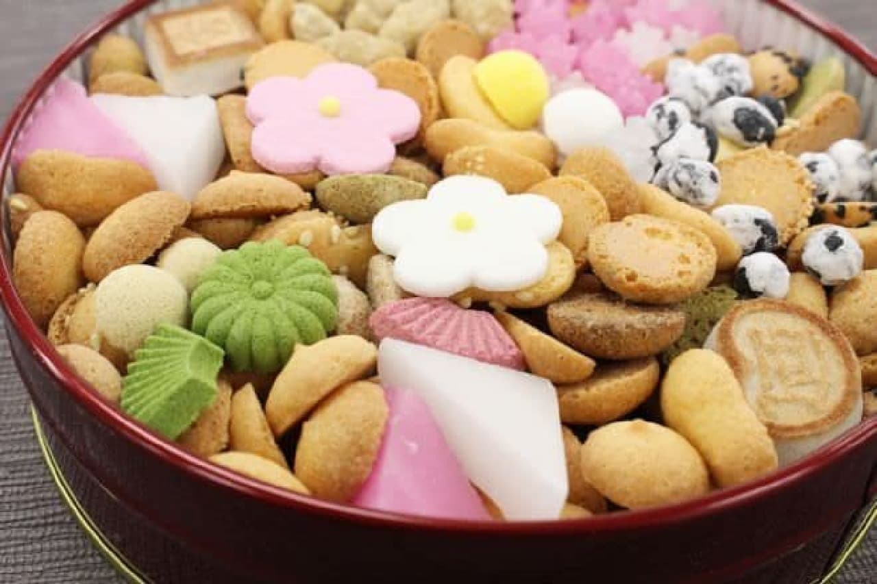 「銀座 菊廼舎（きくのや）」の「冨貴寄（ふきよせ）」は、小さな干菓子が約30種類詰められたセット