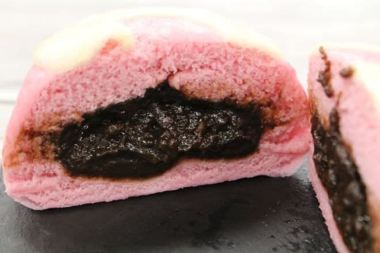 Japariman chocolate (rum flavor) is a dish of chocolate with rum liqueur wrapped in a pink dough.