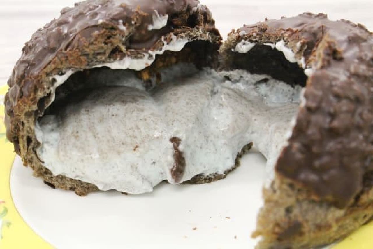 「ざくざく食感チョコミントシュー」は、人気の『ざくざく食感シュークリーム』シリーズ初のチョコミント味