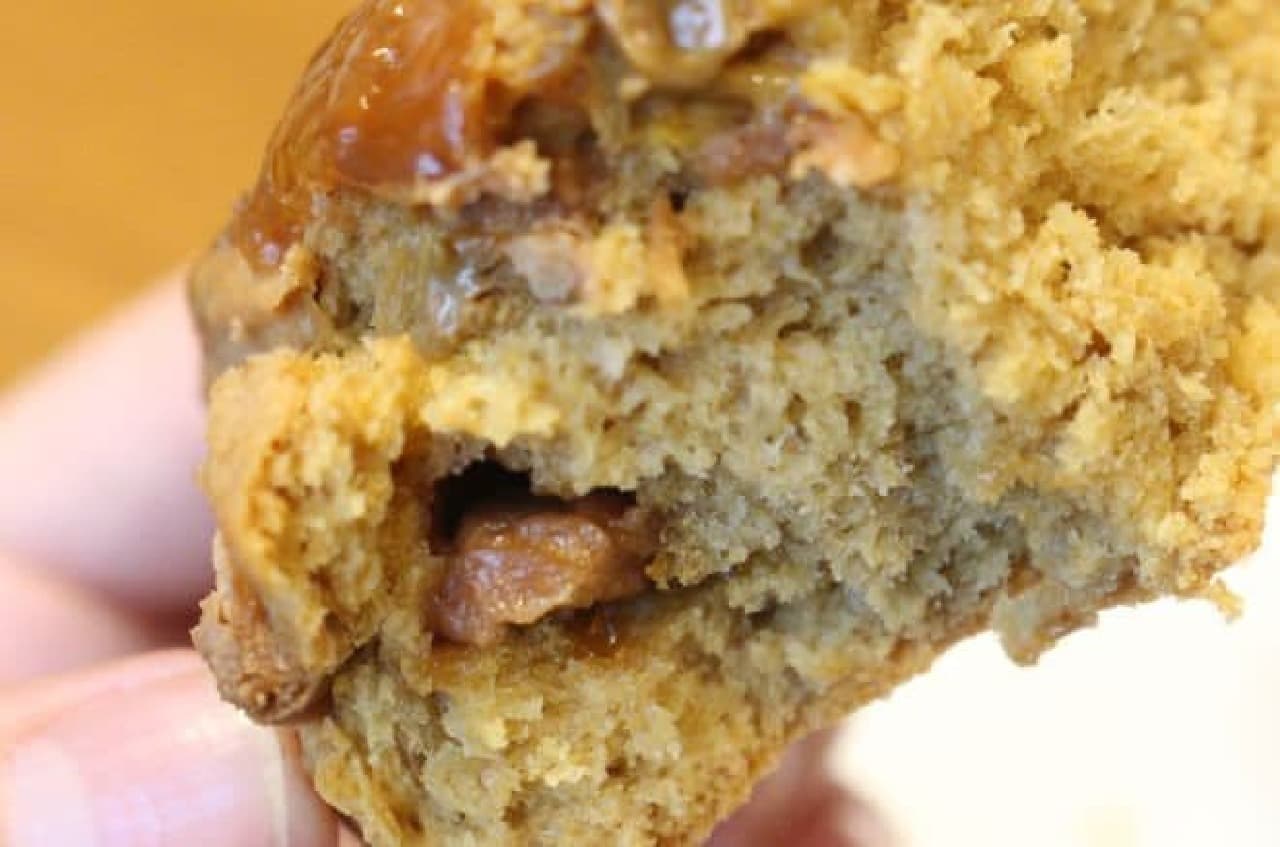 "American Scone Caramel Toffee" is a scone with caramel sauce and caramel chunks kneaded into the dough.
