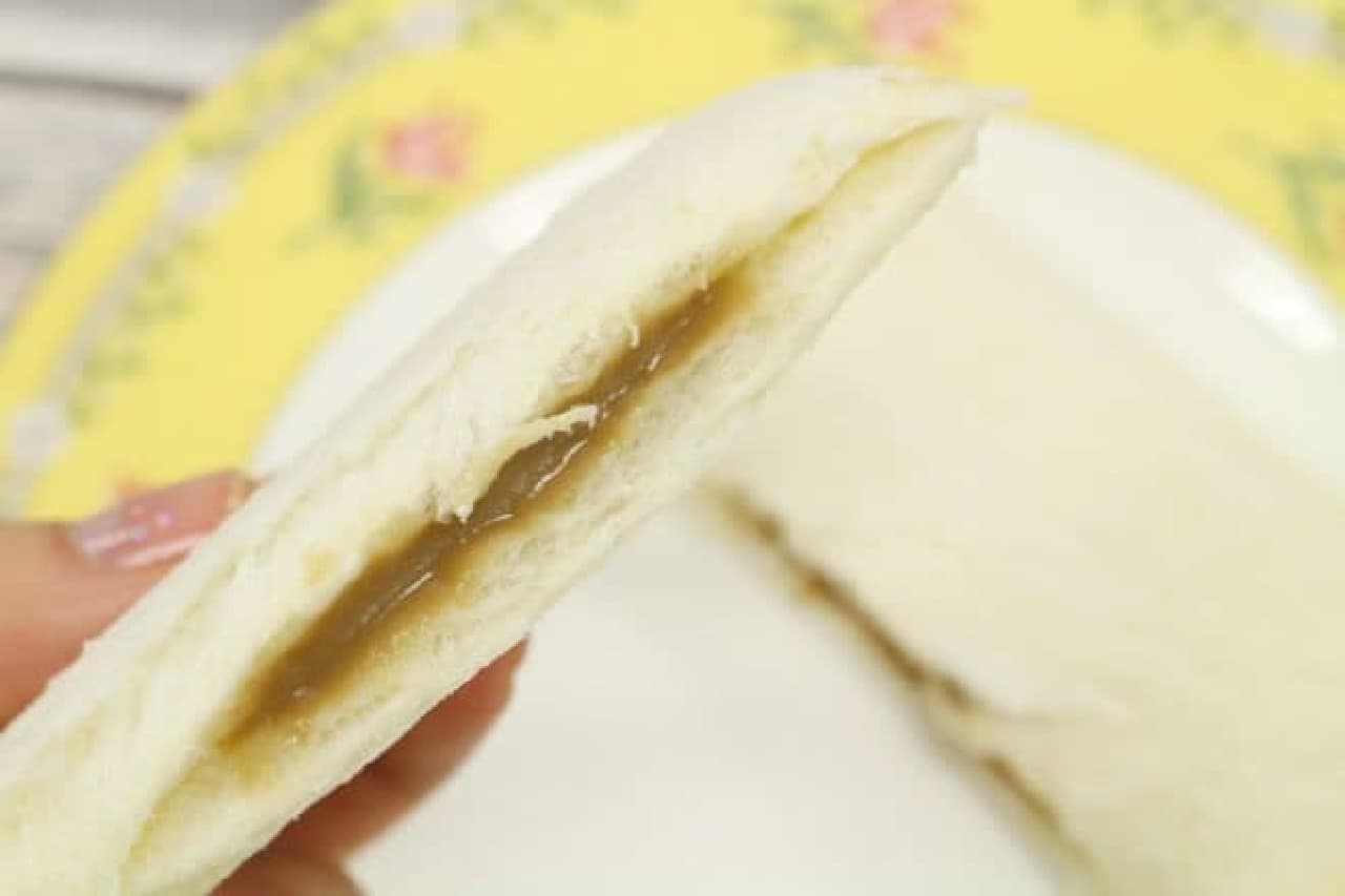 "Lunch Pack Milk Tea Flavored Cream" is a packed lunch with milk tea flavored cream sandwiched between them.