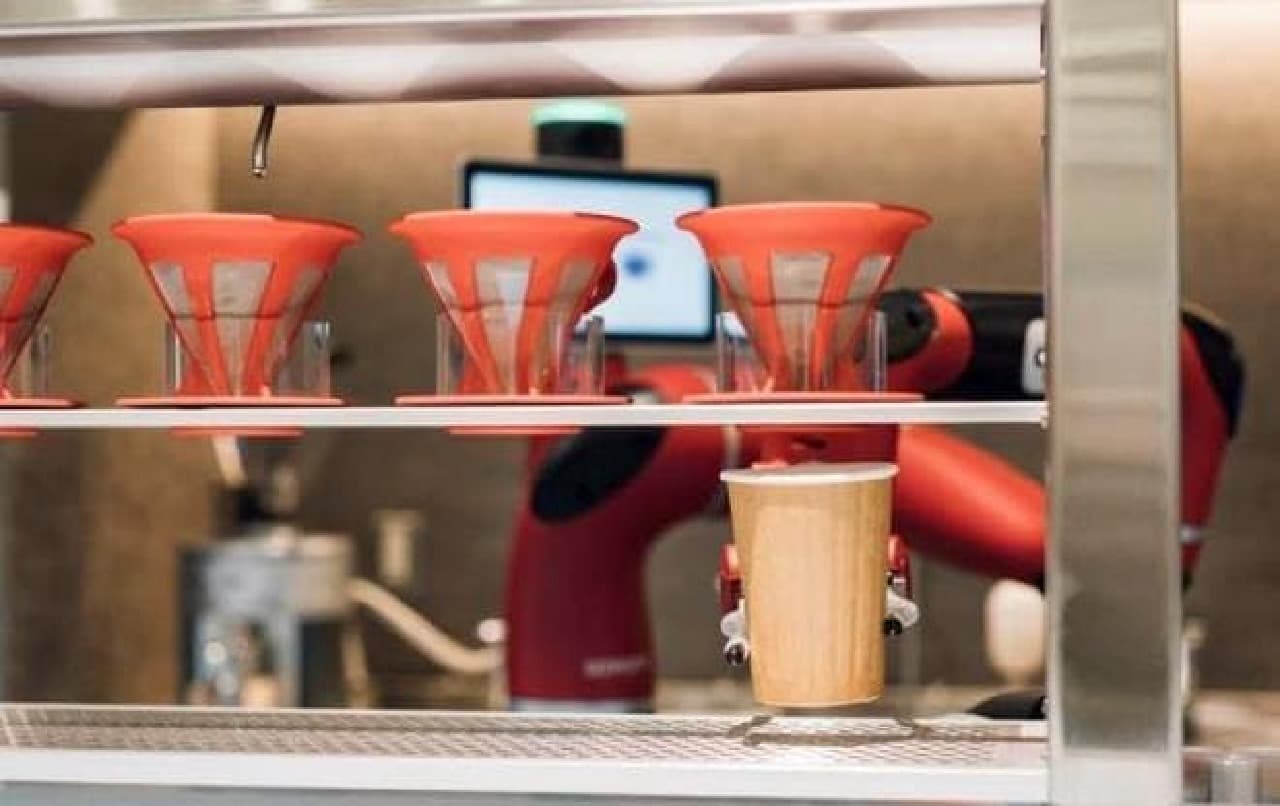 ロボットがコーヒーを提供する「変なカフェ」