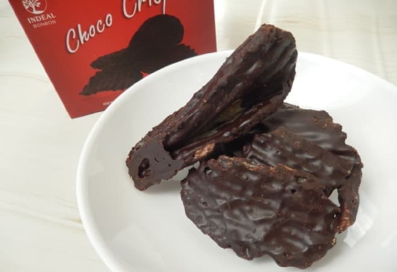 インディアル ポテトチップス ダークチョコレートボックス」のダークチョコはチョコの部分が分厚いうえにしっかりと苦みのあるカカオ味