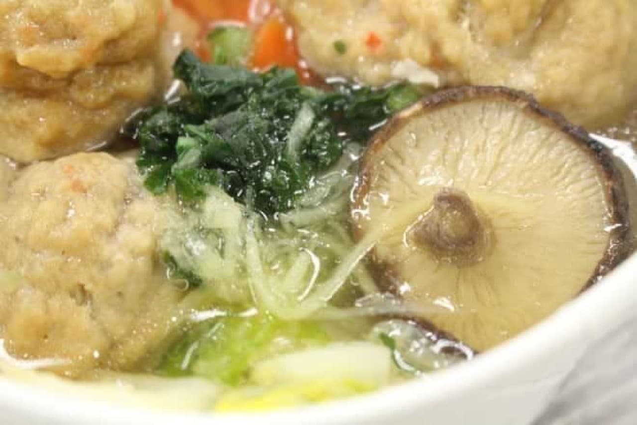 「鶏と蓮根のつくね入り和風スープ」は、蓮根の食感が楽しめる鶏のつくねが盛り付けられた和風スープ