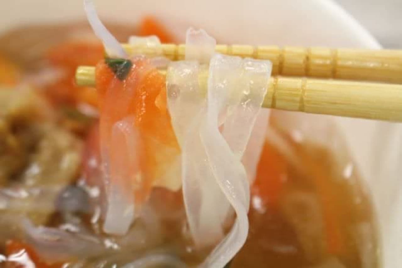 「鶏と蓮根のつくね入り和風スープ」は、蓮根の食感が楽しめる鶏のつくねが盛り付けられた和風スープ
