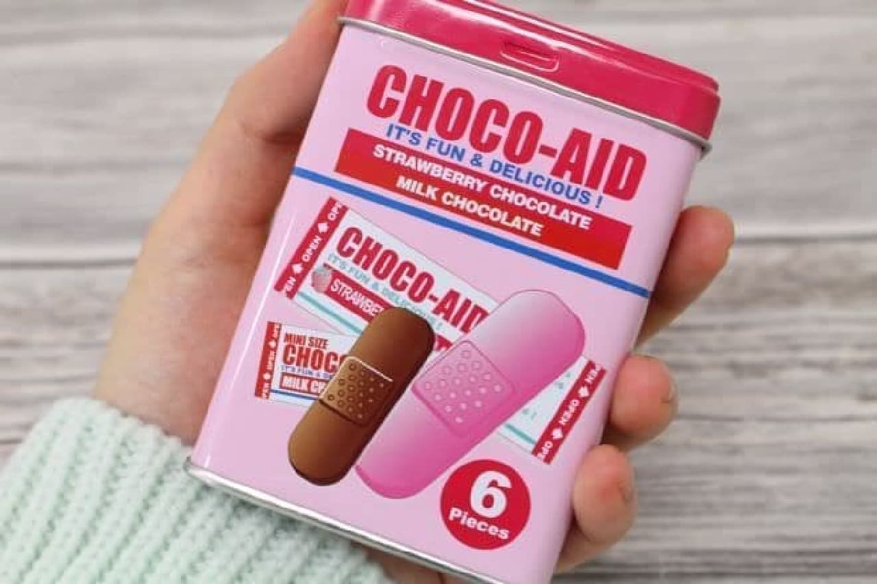 チョコエイド ミックスティンは、絆創膏型ストロベリーチョコ4枚とミニサイズのミルクチョコ2枚の計6枚入り