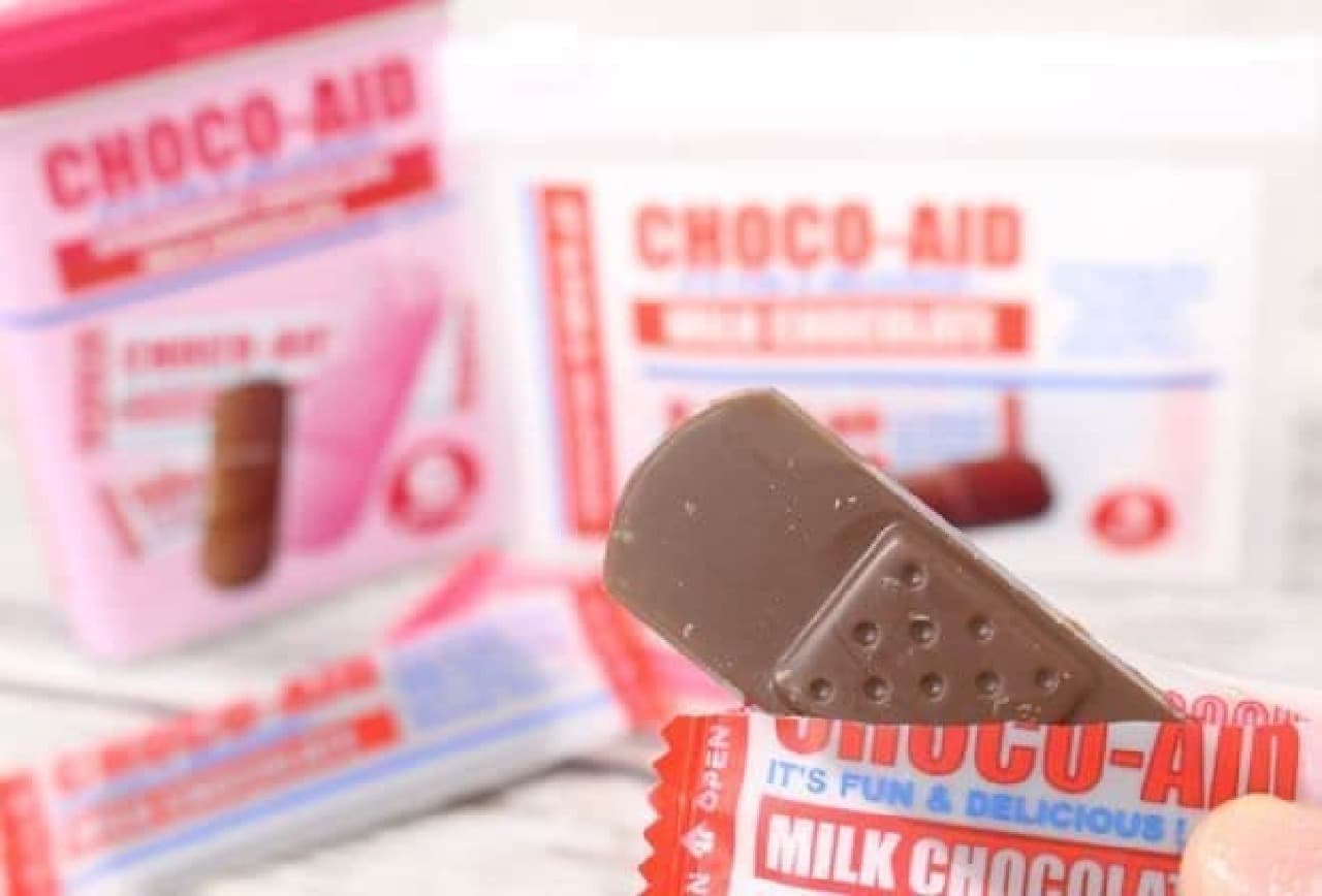 Chocolate Aid Mixtin contains 4 pieces of adhesive plaster type strawberry chocolate and 2 pieces of mini size milk chocolate, for a total of 6 pieces.