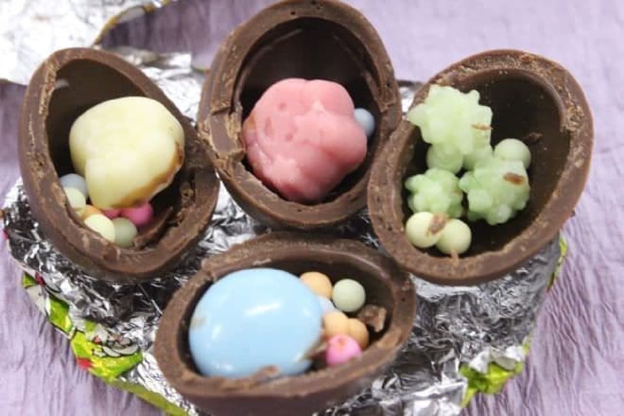 「ツインクル」は、ミルクチョコレートのチョコボールに5種類のお菓子とカラフルなミンツが入れられたチョコ菓子