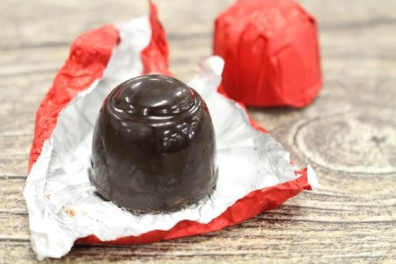 「チェリーリキュールチョコレート」はリキュールに浸した小粒のチェリーを、リキュールごとカカオ分70％のダークチョコで包んだショコラ