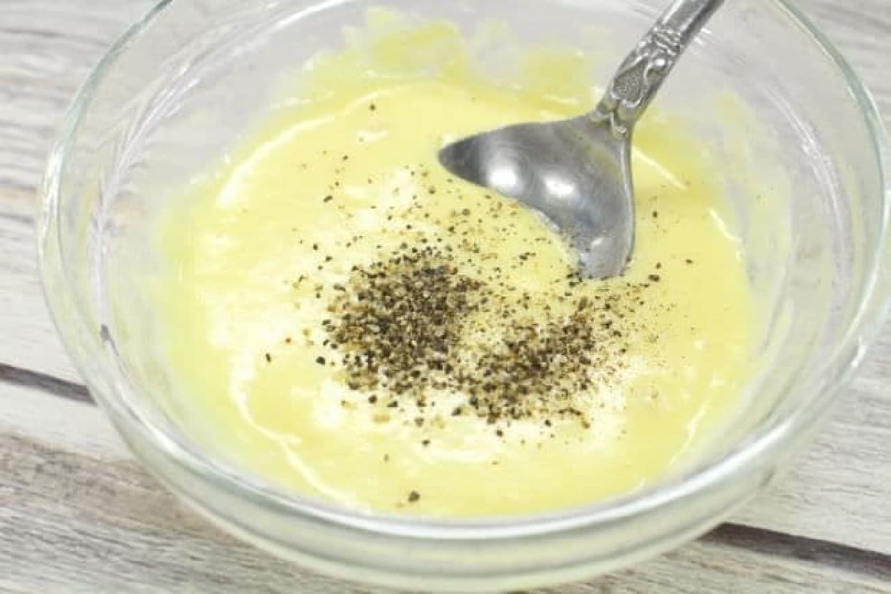 Cheese sauce mixed with pepper