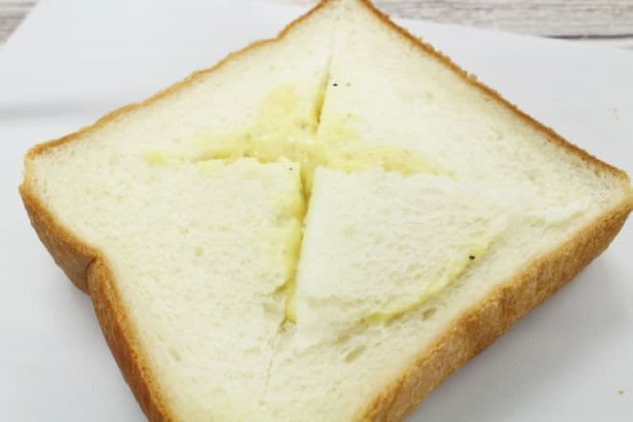 チーズソースにを入れたパン