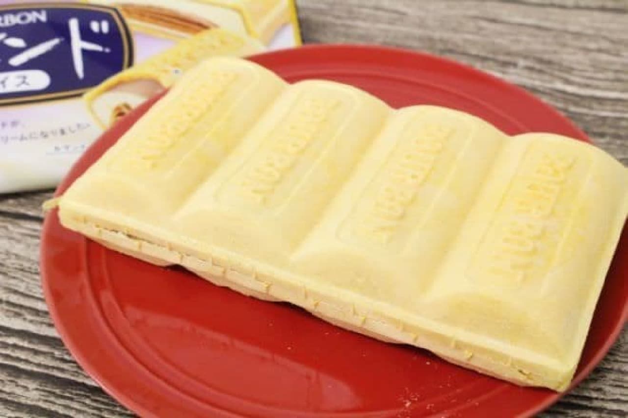 「ルマンドアイス」は、アイスクリームの中にミニタイプのクレープクッキー“ルマンド”を入れ、モナカ皮で包んだもの