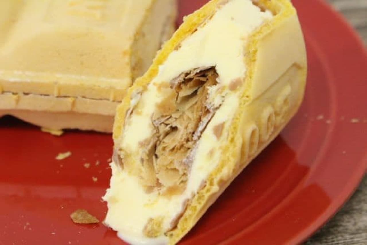 「ルマンドアイス」は、アイスクリームの中にミニタイプのクレープクッキー“ルマンド”を入れ、モナカ皮で包んだもの