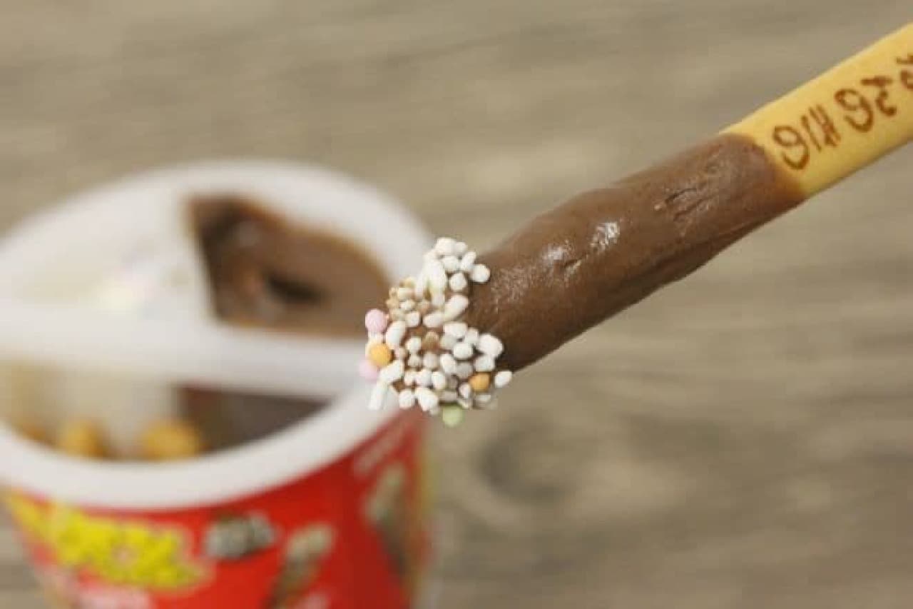 「ヤンヤンつけボー」はチョコクリームをスティックにディップして食べるお菓子