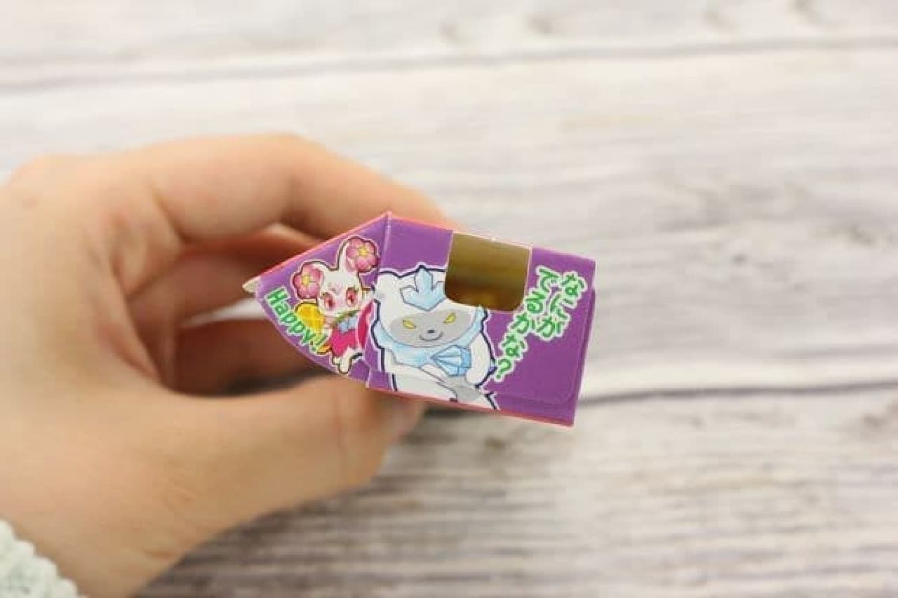 "Unaikko Fusen Gum" is a chewing gum that imitates a fortune teller.