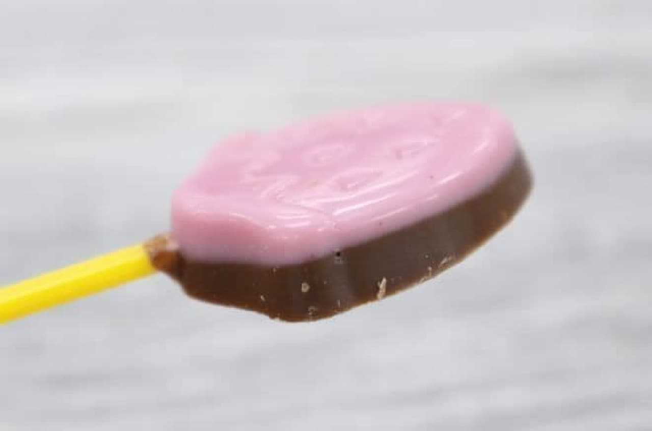「いちごつみ」は、苺の形の棒つきチョコレート