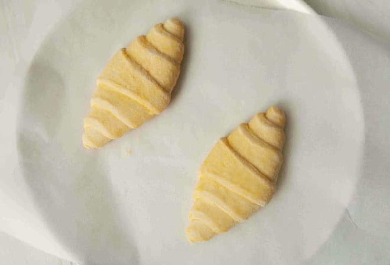 フランス産の発酵バターを使って作られたクロワッサンの生地を冷凍した「パナビ クロワッサン」