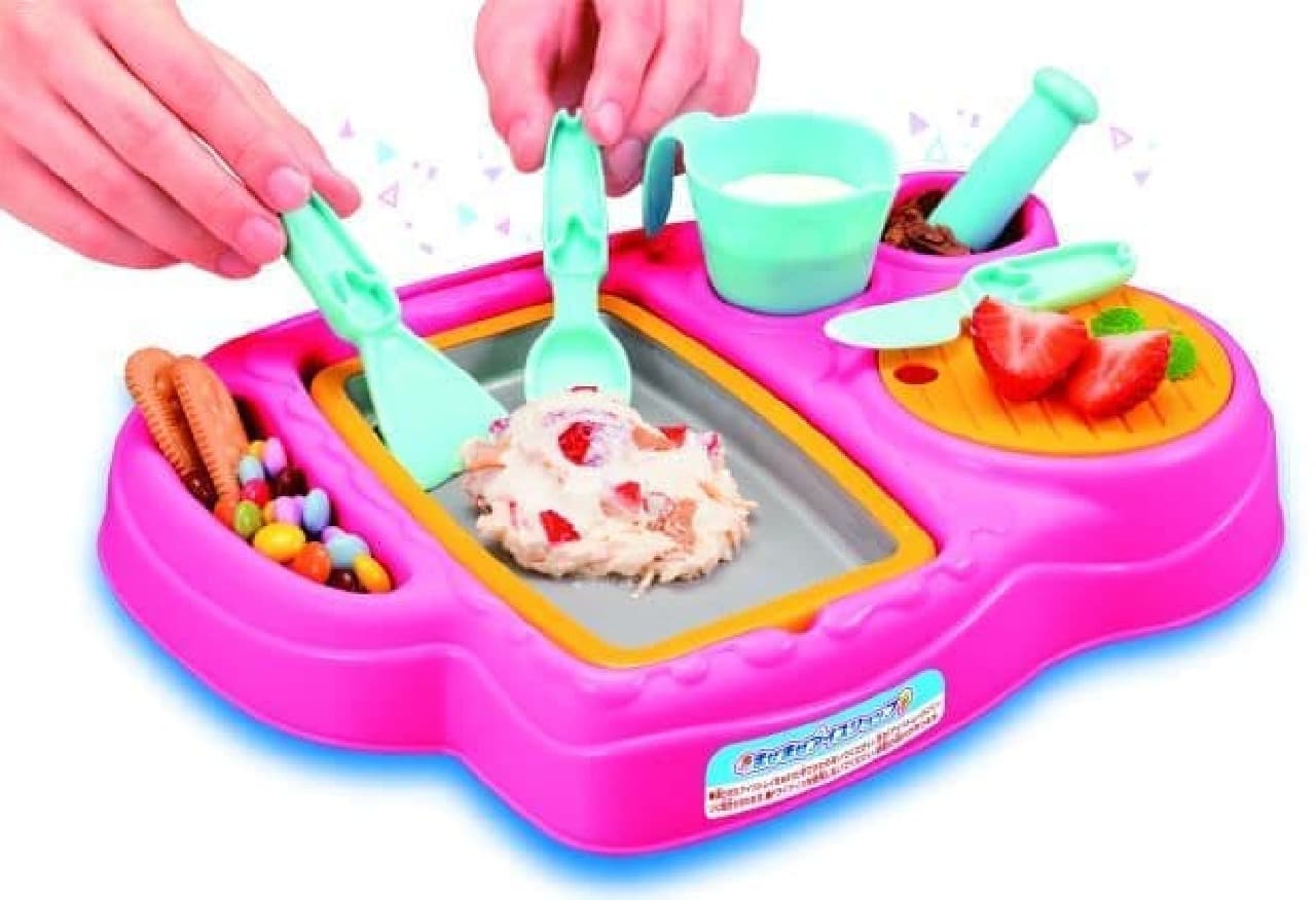「まぜまぜアイスショップ」は、アイストレイに食材を入れて混ぜ合わせとオリジナルアイスが作れる玩具