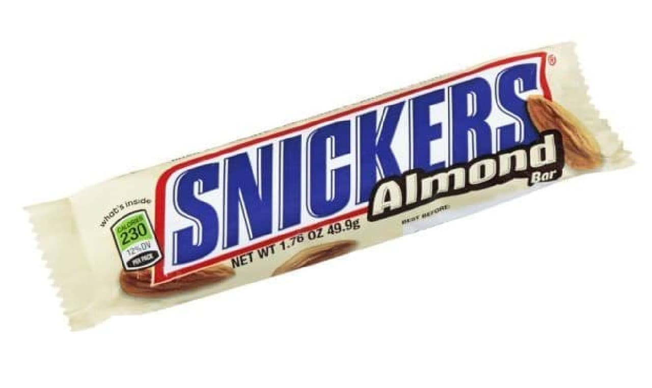 「スニッカーズ アーモンドシングル」は、キャラメルとヌガーにアーモンドを加え、チョコレートコーティングしたチョコレートバー