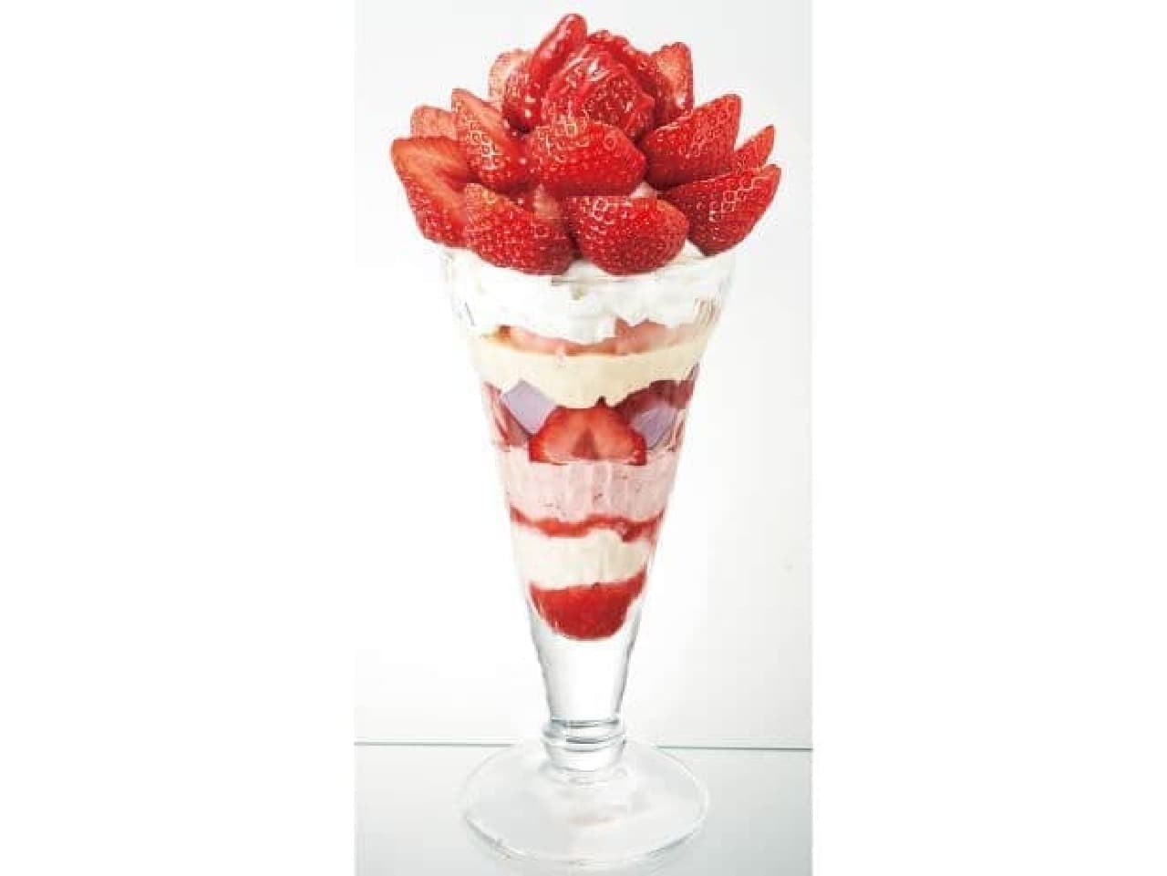 "Amaou Princess Sunday" is a red and glossy sundae made from 10 large Hakata strawberries.