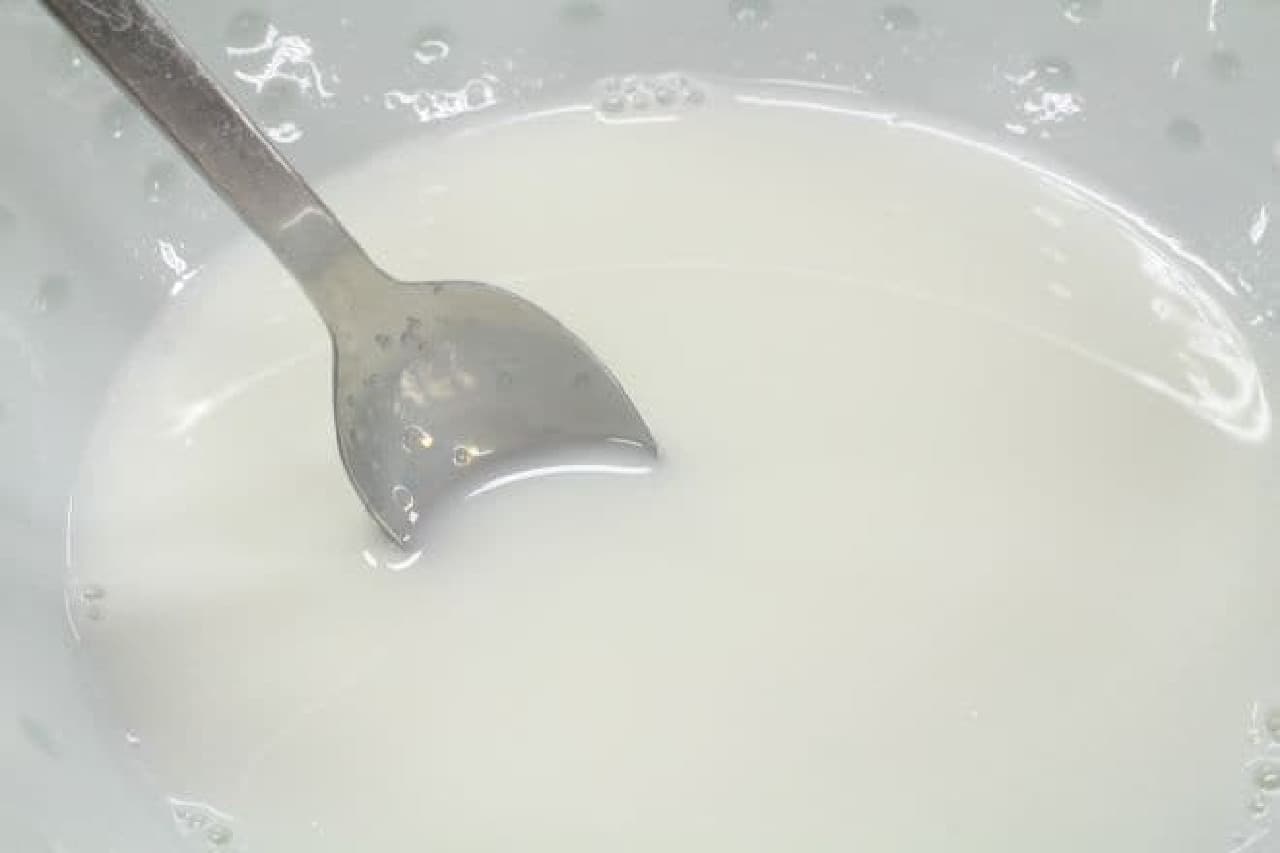 Heat-resistant container containing milk and sugar