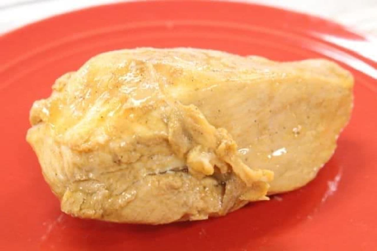 スパイシーBBQ風味 国産鶏サラダチキンは、しっとりと蒸し上げた鶏むね肉を醤油と胡椒ベースのスパイシーなBBQ味に仕上げたもの