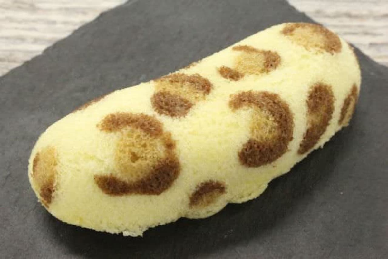 Tokyo Banana Tree Choco Banana Flavor" is a leopard-printed sponge cake covered with chocolate banana custard cream.
