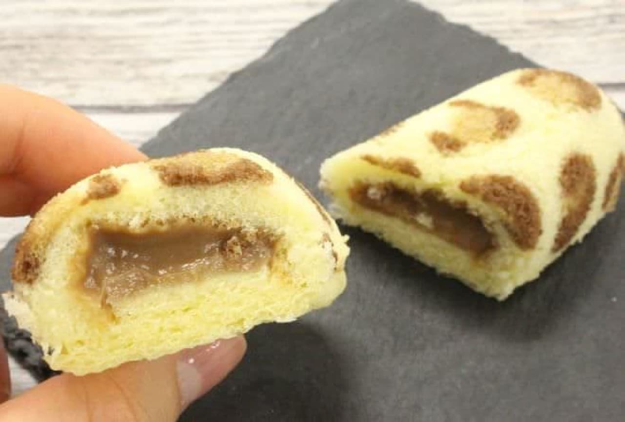 「東京ばな奈ツリー チョコバナナ味」は、ヒョウ柄に焼きあげられたスポンジケーキでチョコバナナカスタードクリームが包まれたお菓子