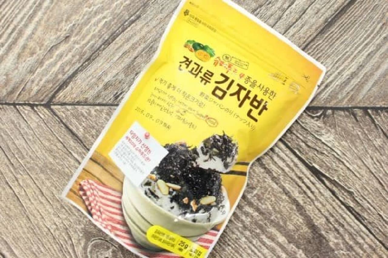 Seawood Vegetable Javan Nori Nuts are fried with almonds and walnuts added to dried seaweed, seasoned with 7 kinds of vegetable powder, salt and sesame oil.