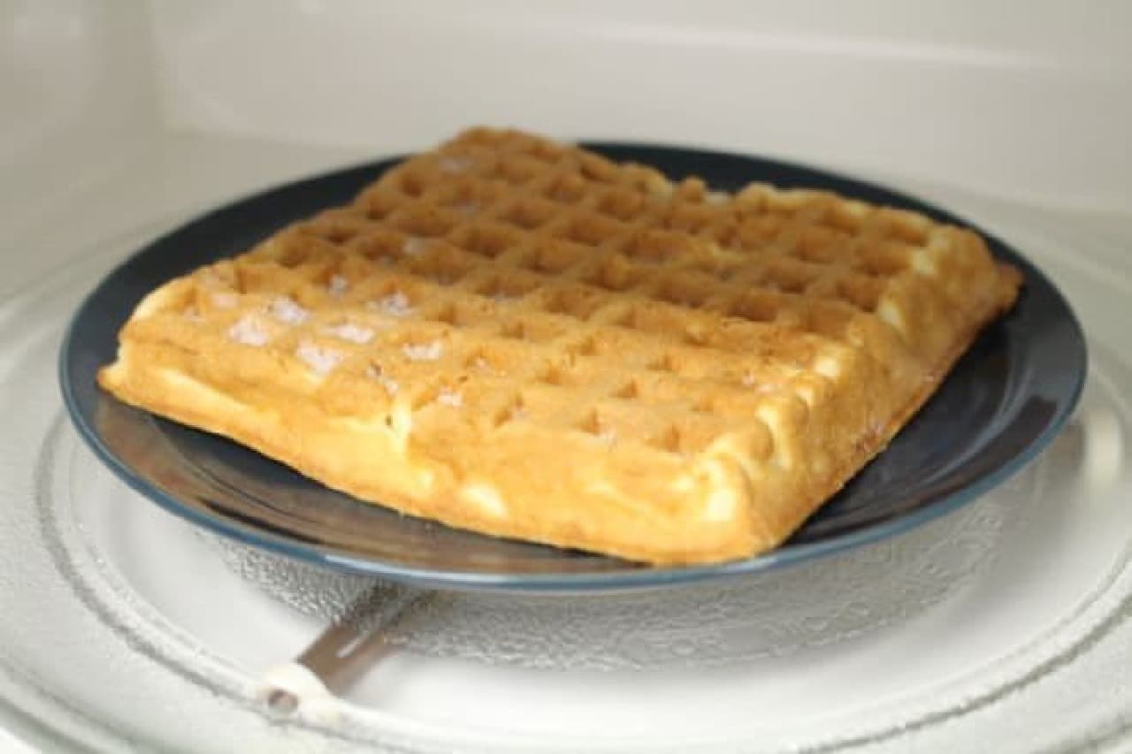 How to heat the waffles in the microwave