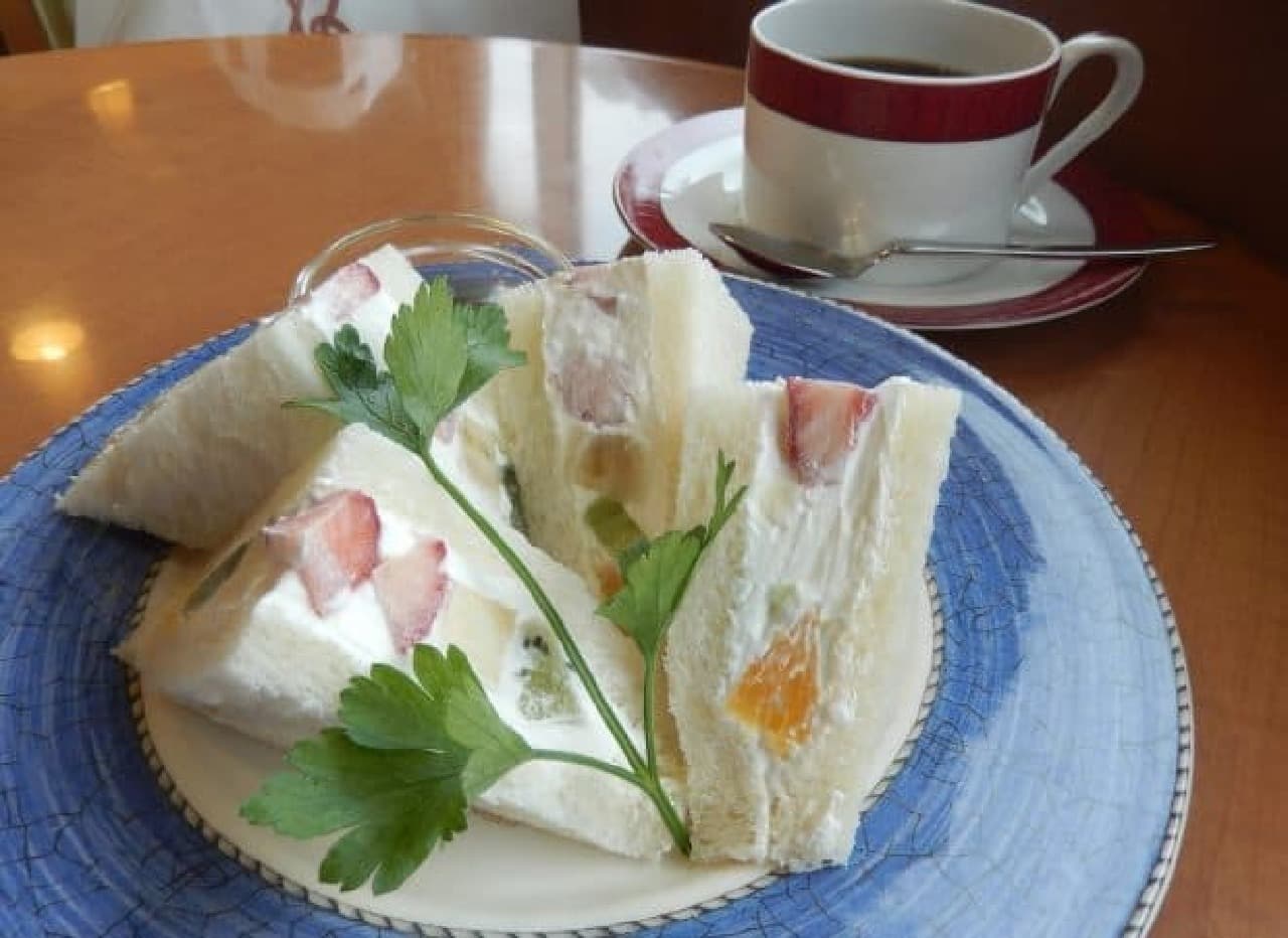 Sogo Yokohama Cafe Medio Fruit Sandwich