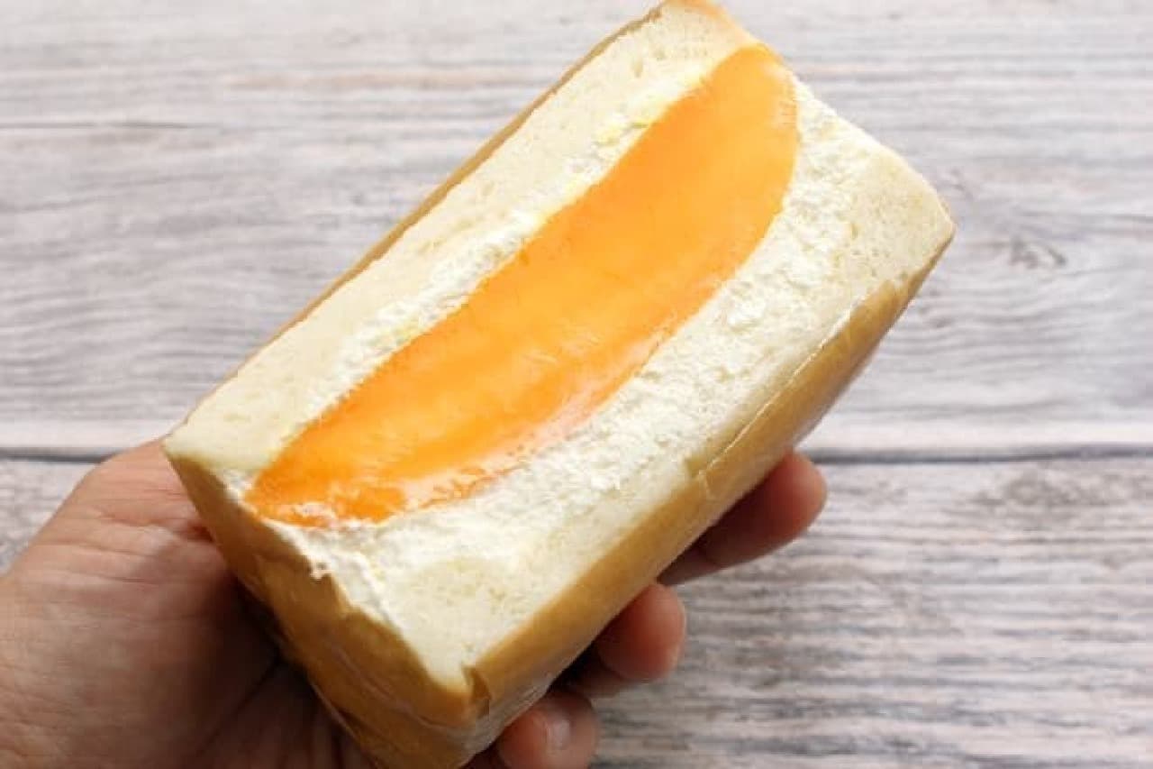 Hanaful fruit sandwich
