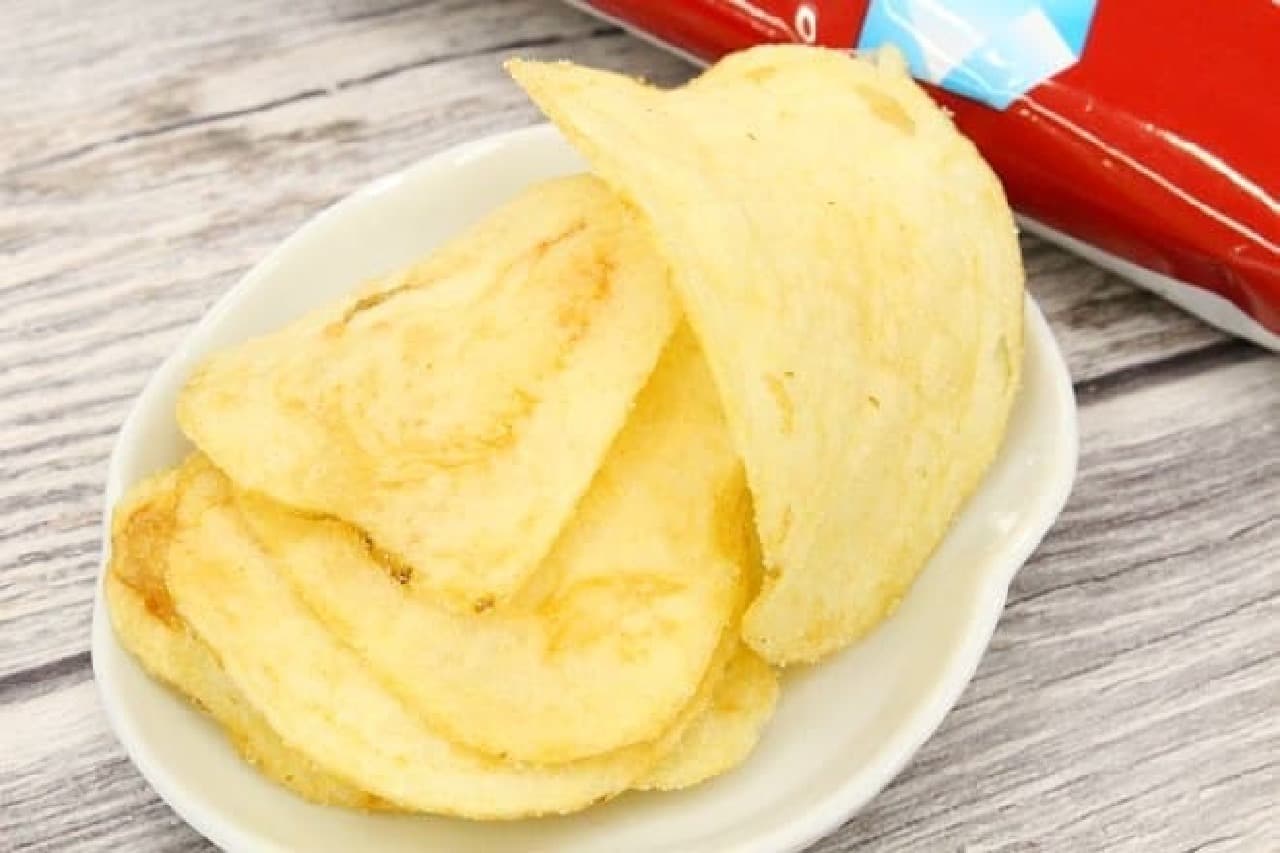 山芳製菓と井村屋がコラボレーションした「ポテトチップス 塩あずき味」