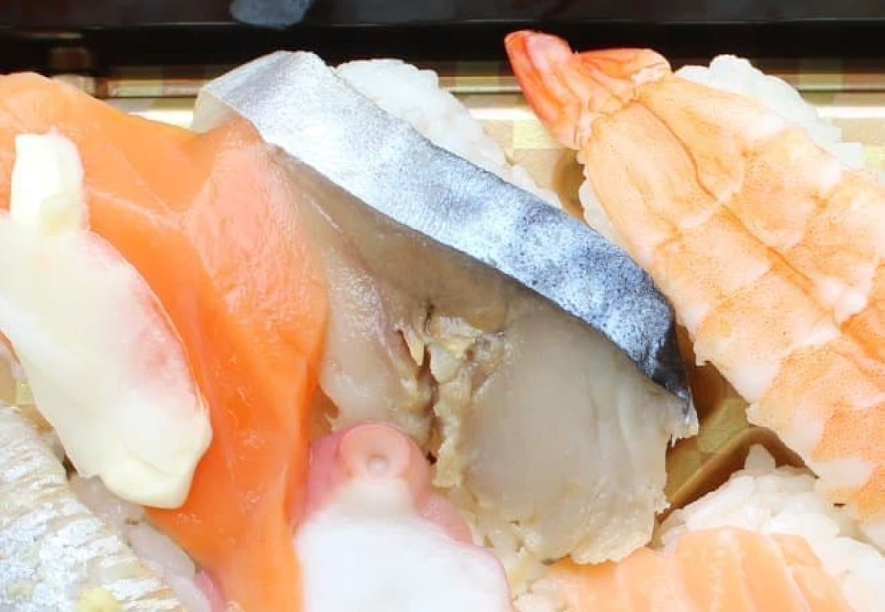 Comparing "nigiri sushi" from Lawson and Famima