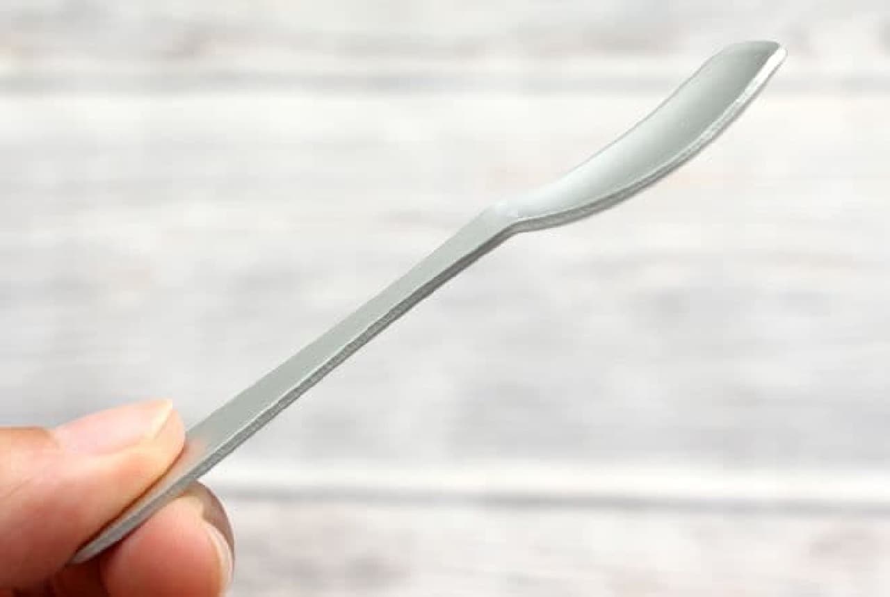 NITORI's "Melt and Scoop Aluminum Ice Cream Spoon" melts ice cream with the heat conduction of aluminum.