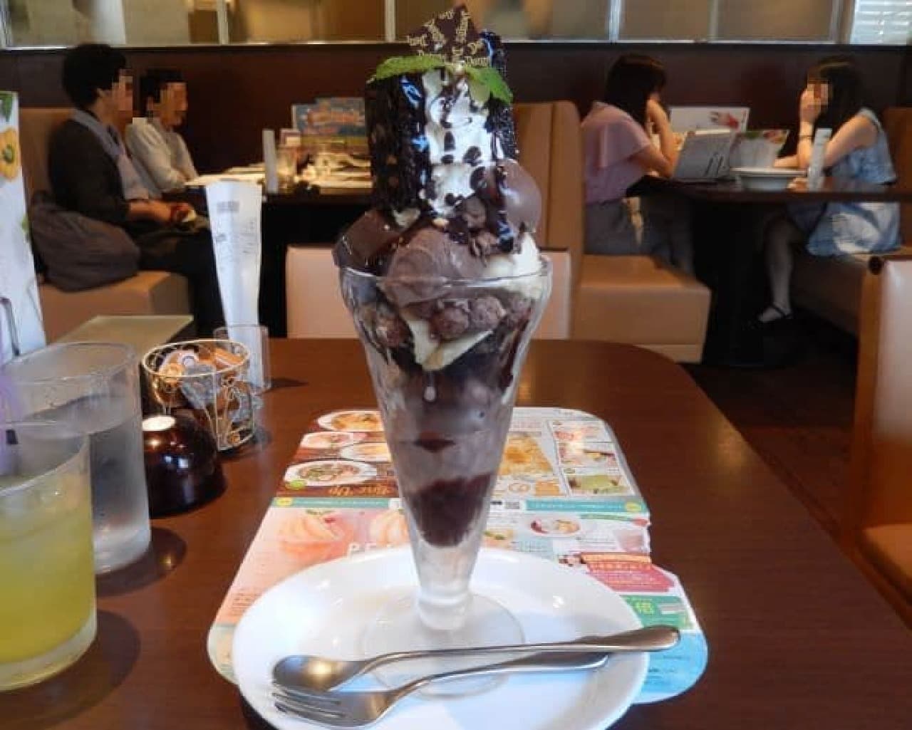 Compare eating "chocolate parfait" of family restaurant chain