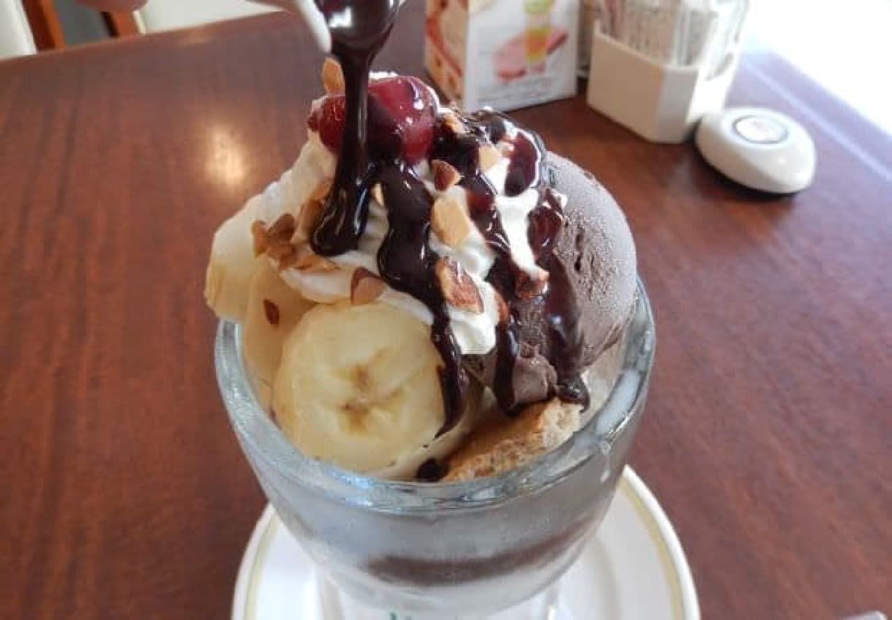 Compare eating "chocolate parfait" of family restaurant chain