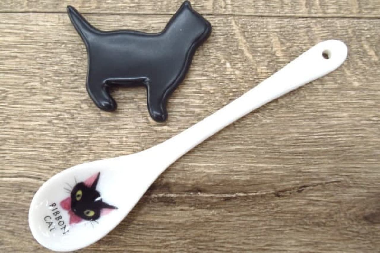 Two cat cutlery