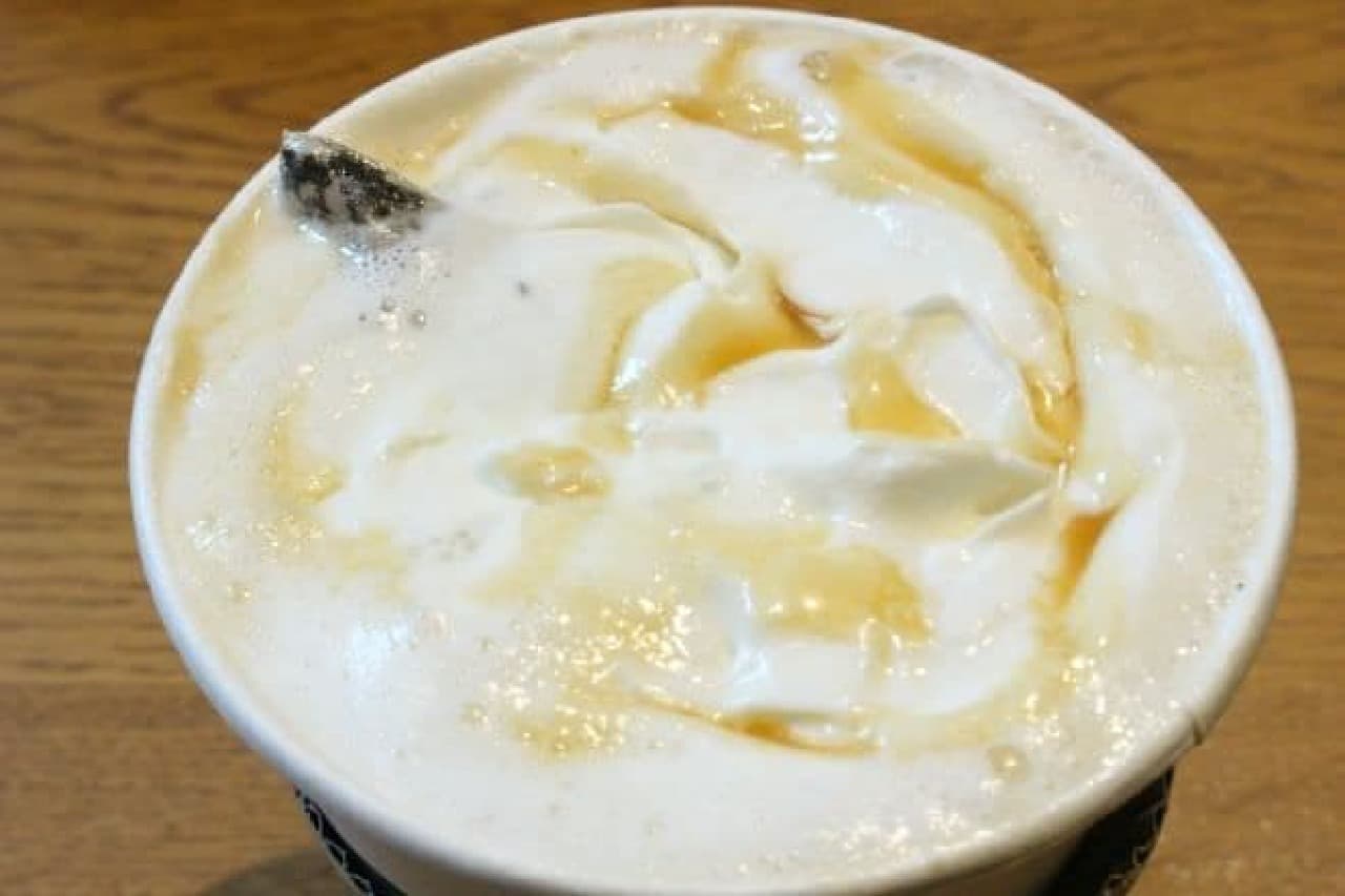 "Hojicha tea latte" with caramel sauce added