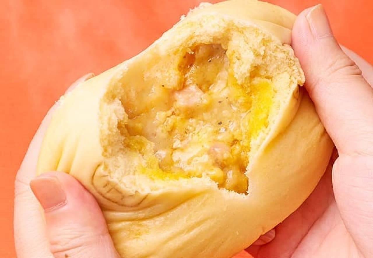 7-ELEVEN "5 kinds of cheese & bacon bun"