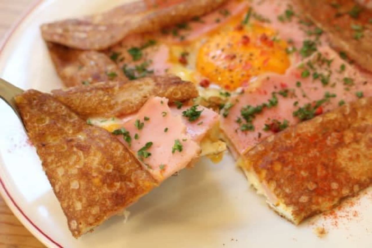 Galettoria "Galette of buckwheat flour of ham, egg and cheese"