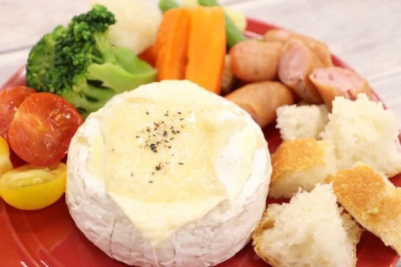 "Whole Camembert cheese fondue" made in the microwave