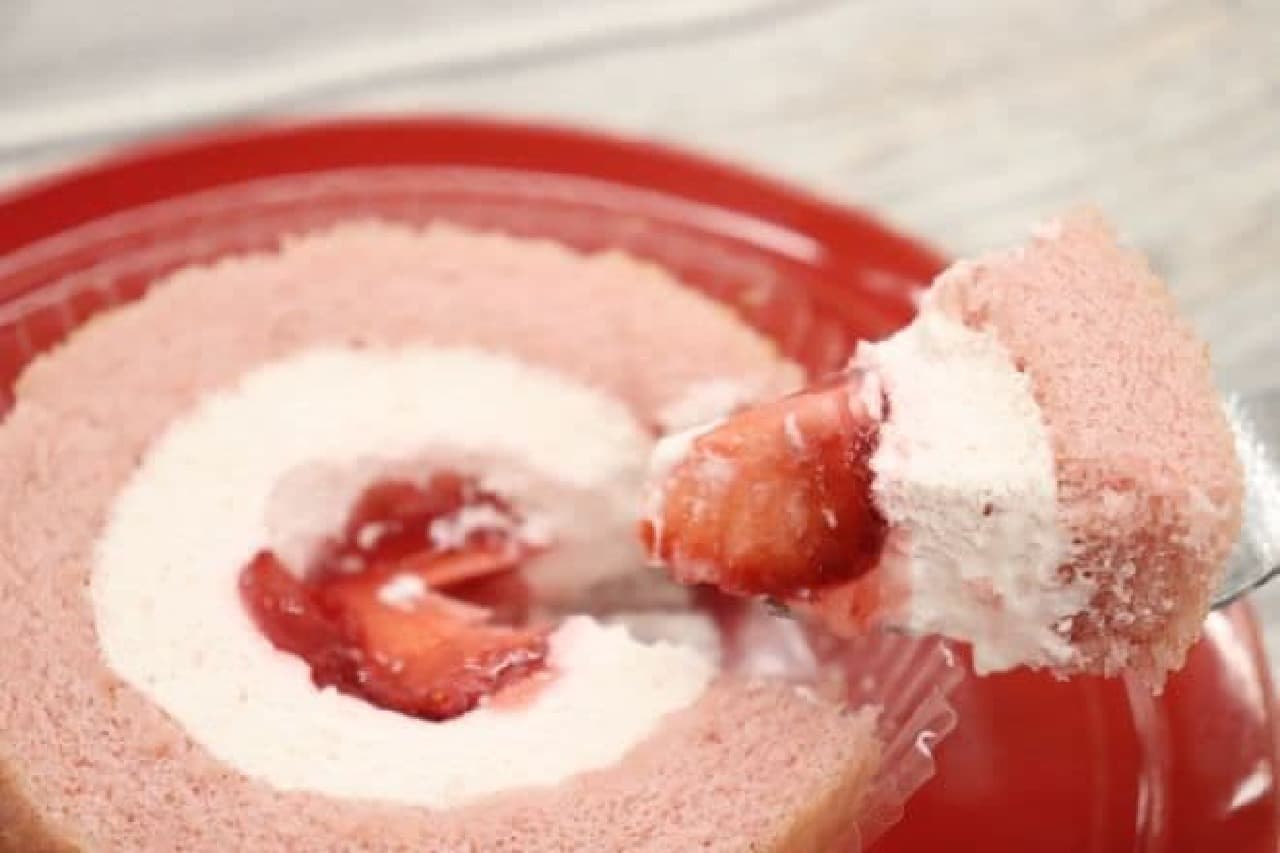 Lawson "Strawberry roll cake (Amaou strawberry)"