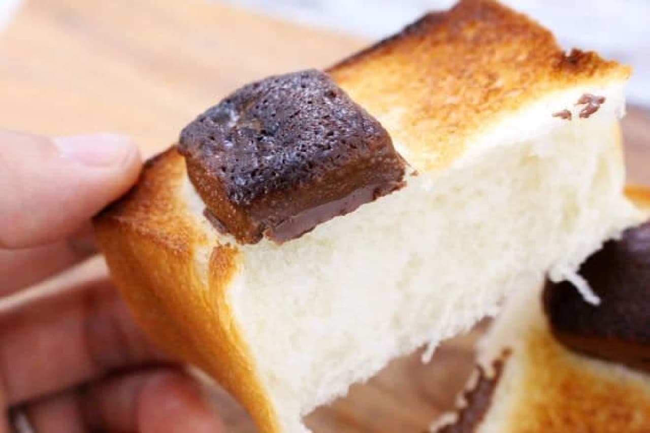 チロルチョコをパンにのせて焼く「チロルトースト」