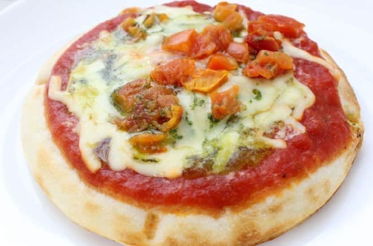 セブン ローソン ファミマの 冷凍マルゲリータピザ を食べ比べ 生地の食感 チーズやトマトの味にも違いが えん食べ