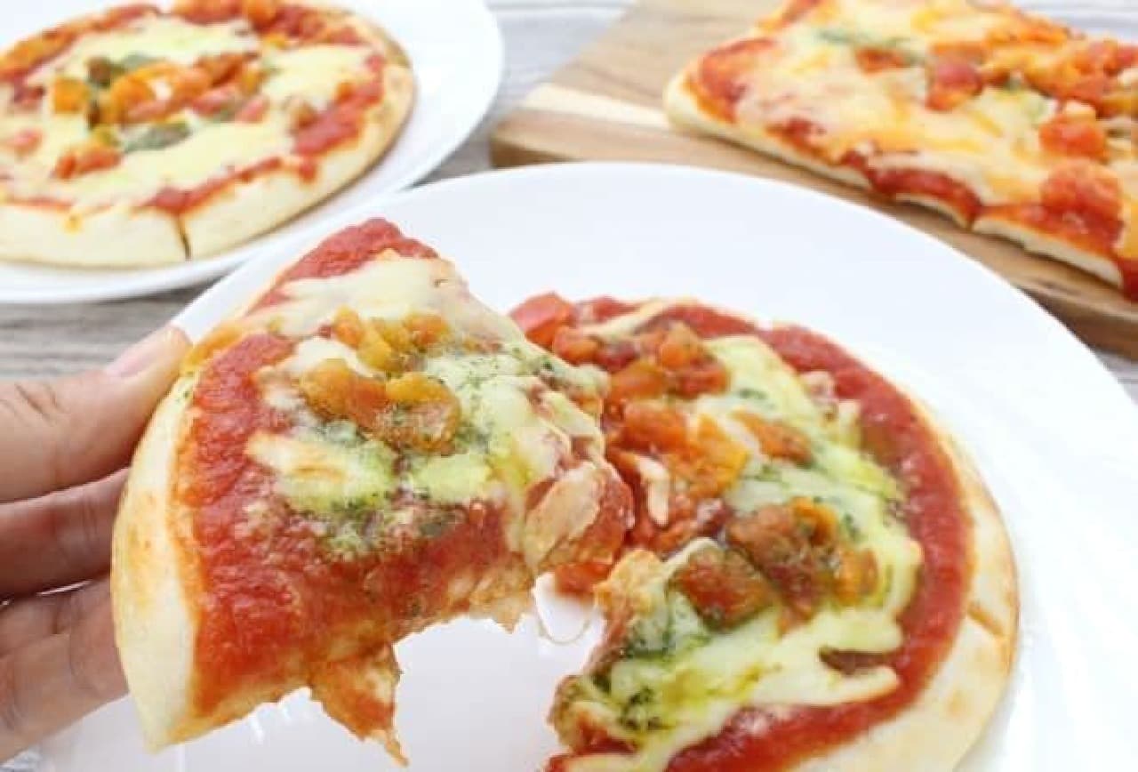 セブン ローソン ファミマの 冷凍マルゲリータピザ を食べ比べ 生地の食感 チーズやトマトの味にも違いが えん食べ