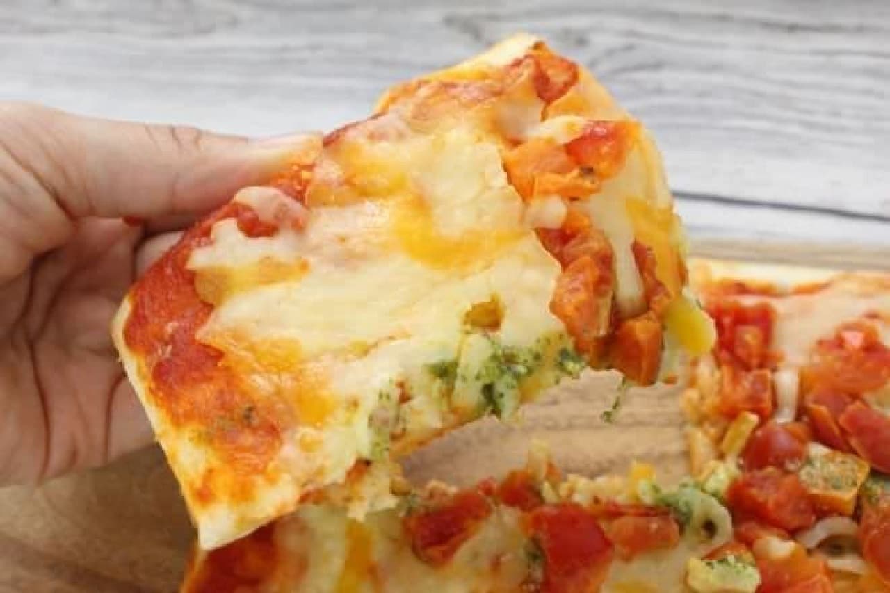 Eat and compare "Frozen Margherita Pizza" from 7-ELEVEN, Lawson, and FamilyMart