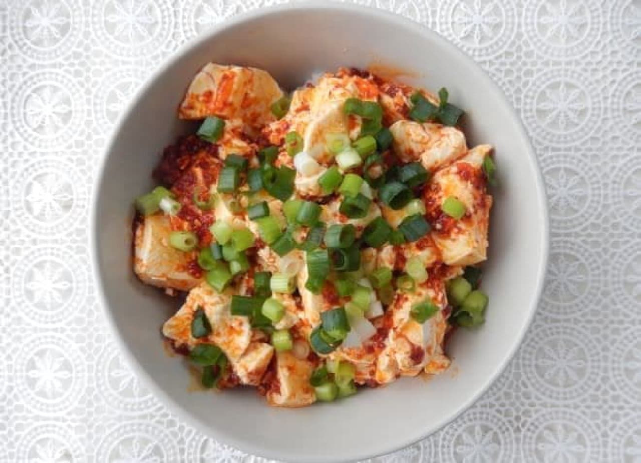 Instant ma-bo rice bowl made with eating raayu (Chinese chili oil)