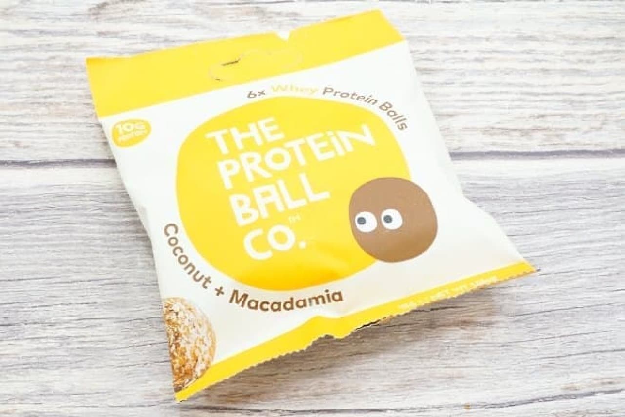 Whey protein balls coconut macadamia