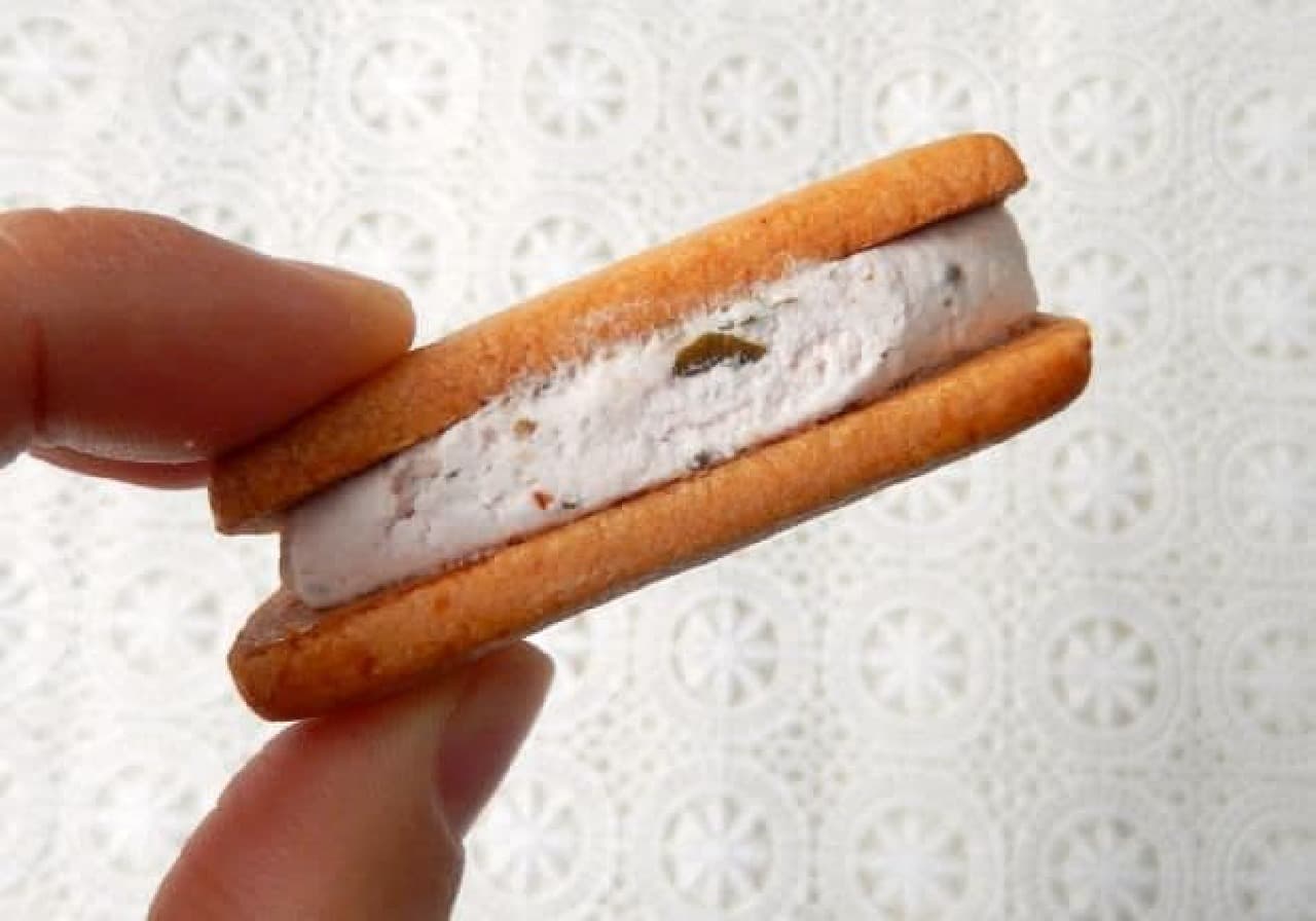 Eat and compare KALDI and MUJI "Sakura Cream Sandwich"